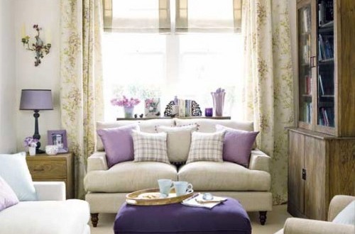 ruang tamu warna ungu yang nyaman